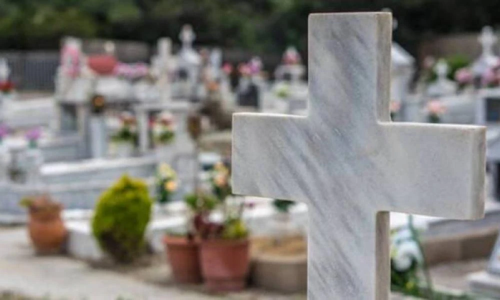 Ηράκλειο: Εικόνες που προκαλούν ανατριχίλα σε κοιμητήριο - Πεταμένα οστά και κρανία σε κοινή θέα